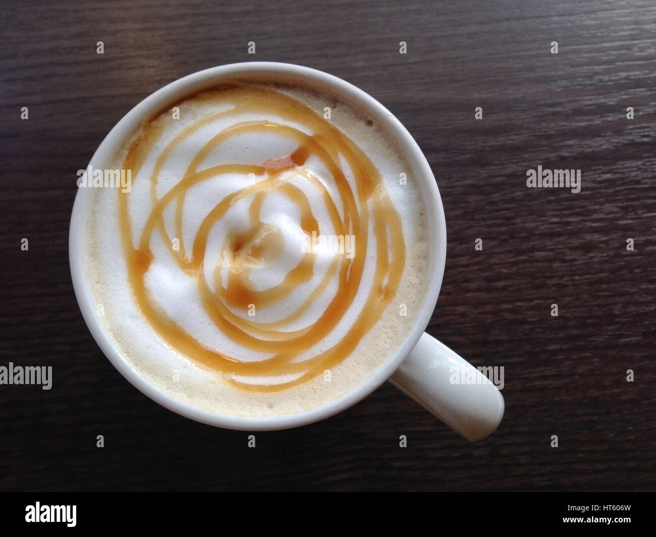 Caramello latte nella tazza da caffè Foto Stock