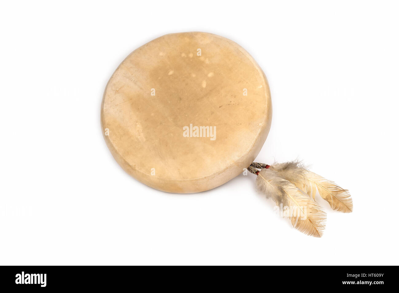 Solo uat native american tamburo con piume e intricato lavoro di tallone. fatte a mano e pronto per la tua opera d'arte. Foto Stock