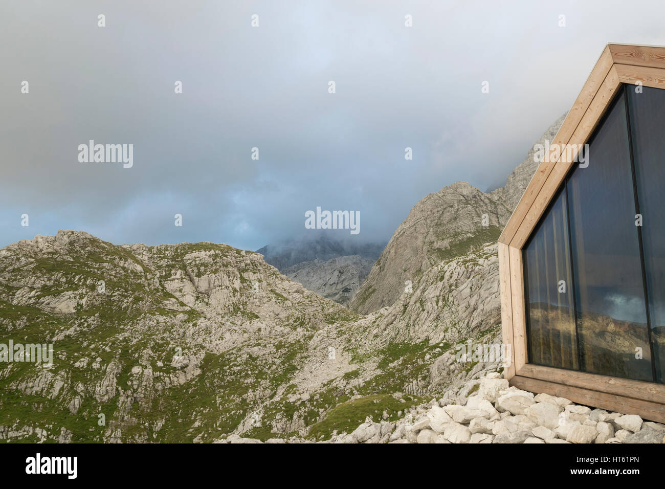 Bivacco sotto la montagna di Skuta nelle Alpi, Slovenia Foto Stock