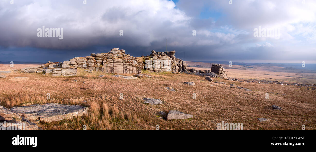 Cielo tempestoso al grande Mis Tor Parco Nazionale di Dartmoor Devon UK Foto Stock