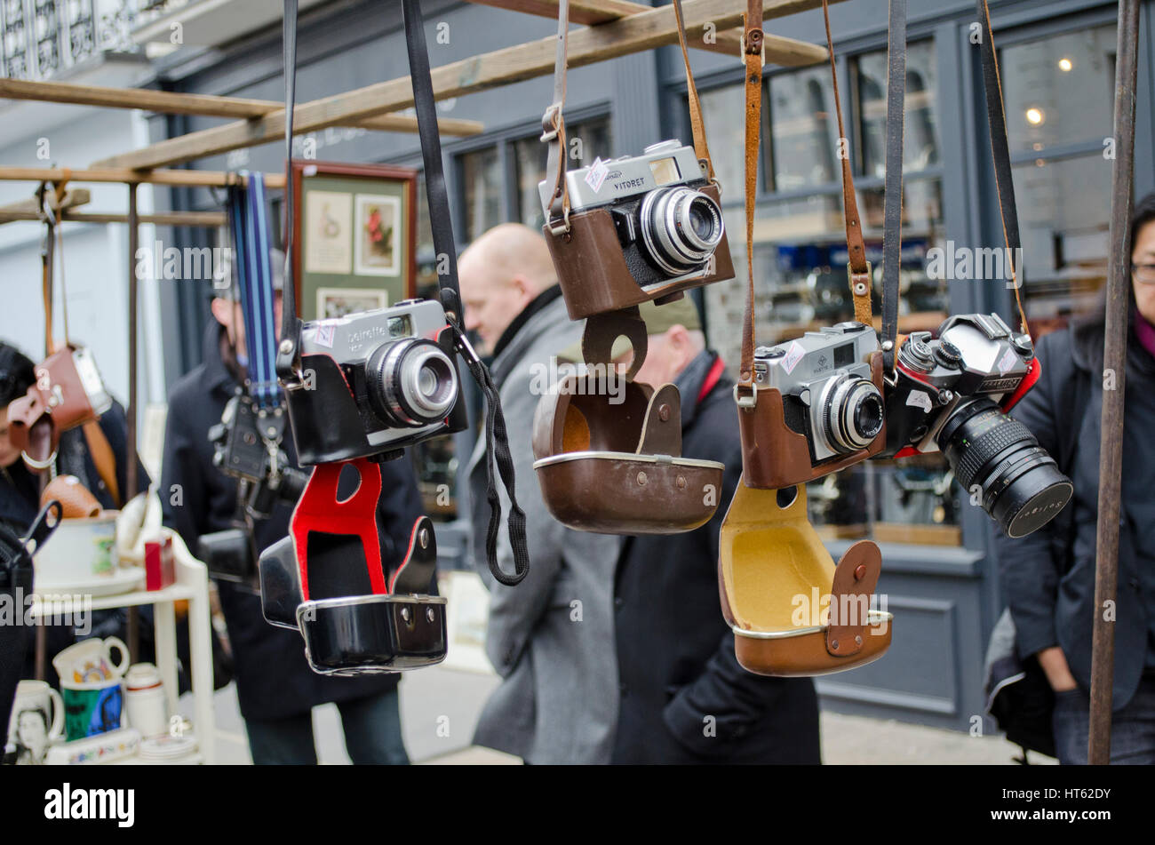 Londra affare shoppers guardare bancarelle in Portobello Road strade di britains città capitale Foto Stock