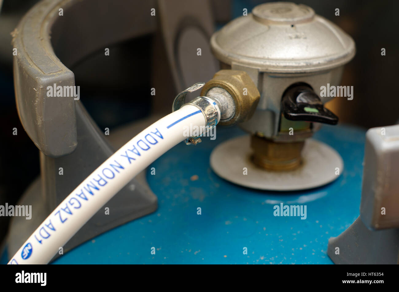 Un tubo di gas e di attacco al barattolo di butano Foto Stock