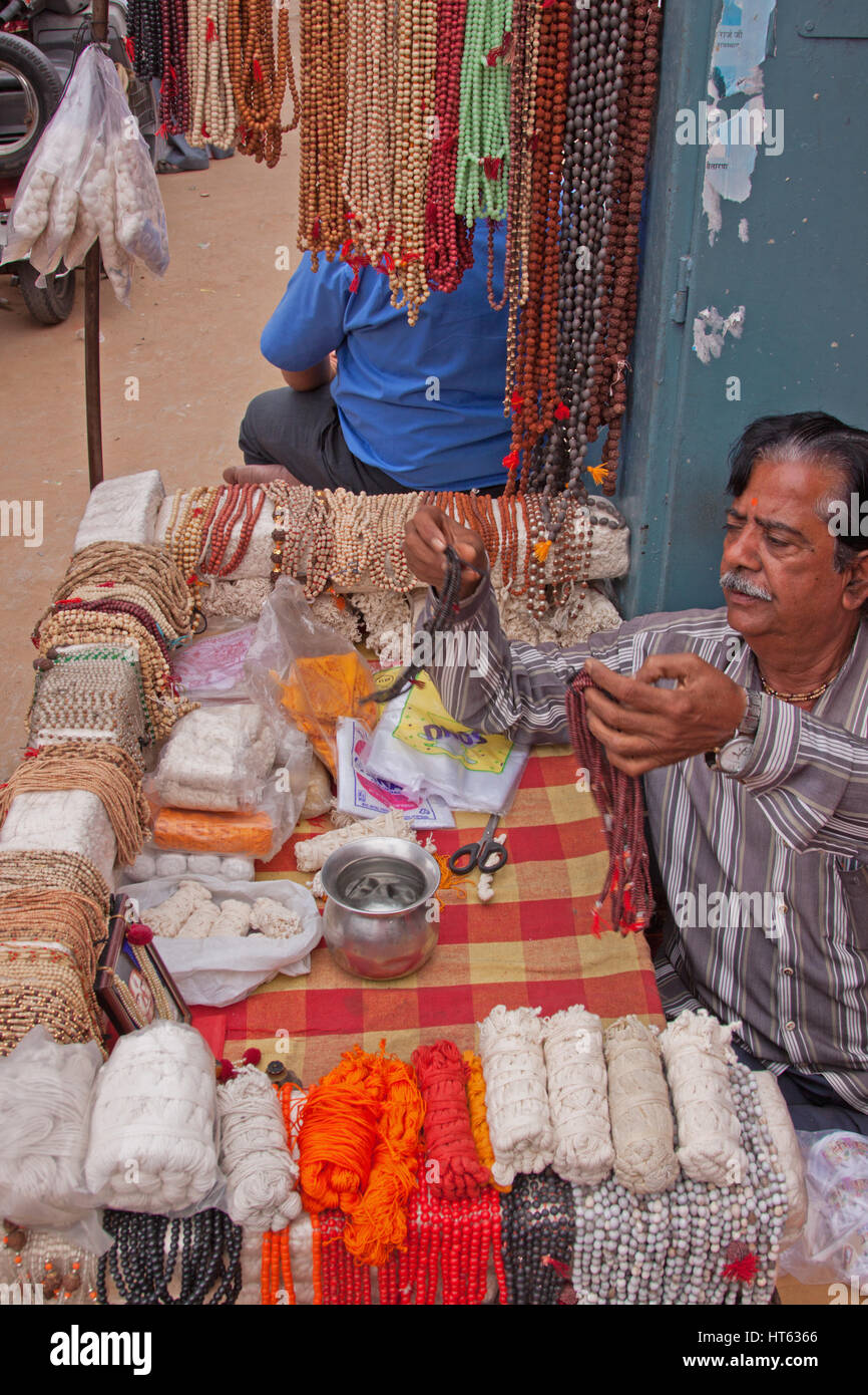 Street trader stringhe di vendita dei grani di preghiera (Japa mala), da utilizzare per realizzare le dediche, nei pressi di un tempio indù in Badi Chaupar distretto di Jaipur Foto Stock