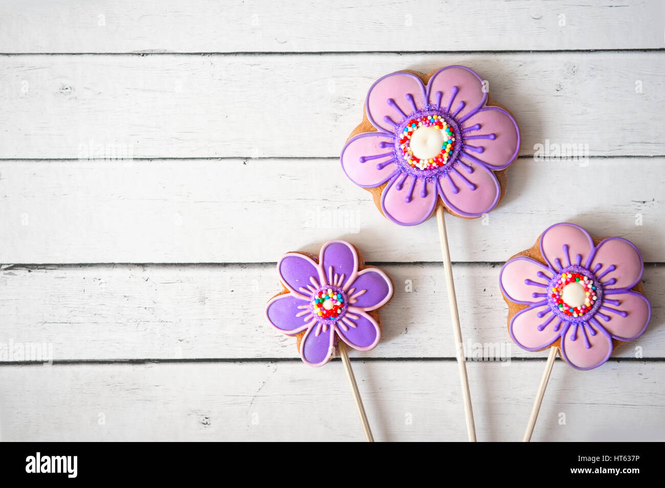 Dolci pasquali, a forma di fiore gingerbread cookies sul bianco di un tavolo di legno. Felice Pasqua home-biscotti Foto Stock