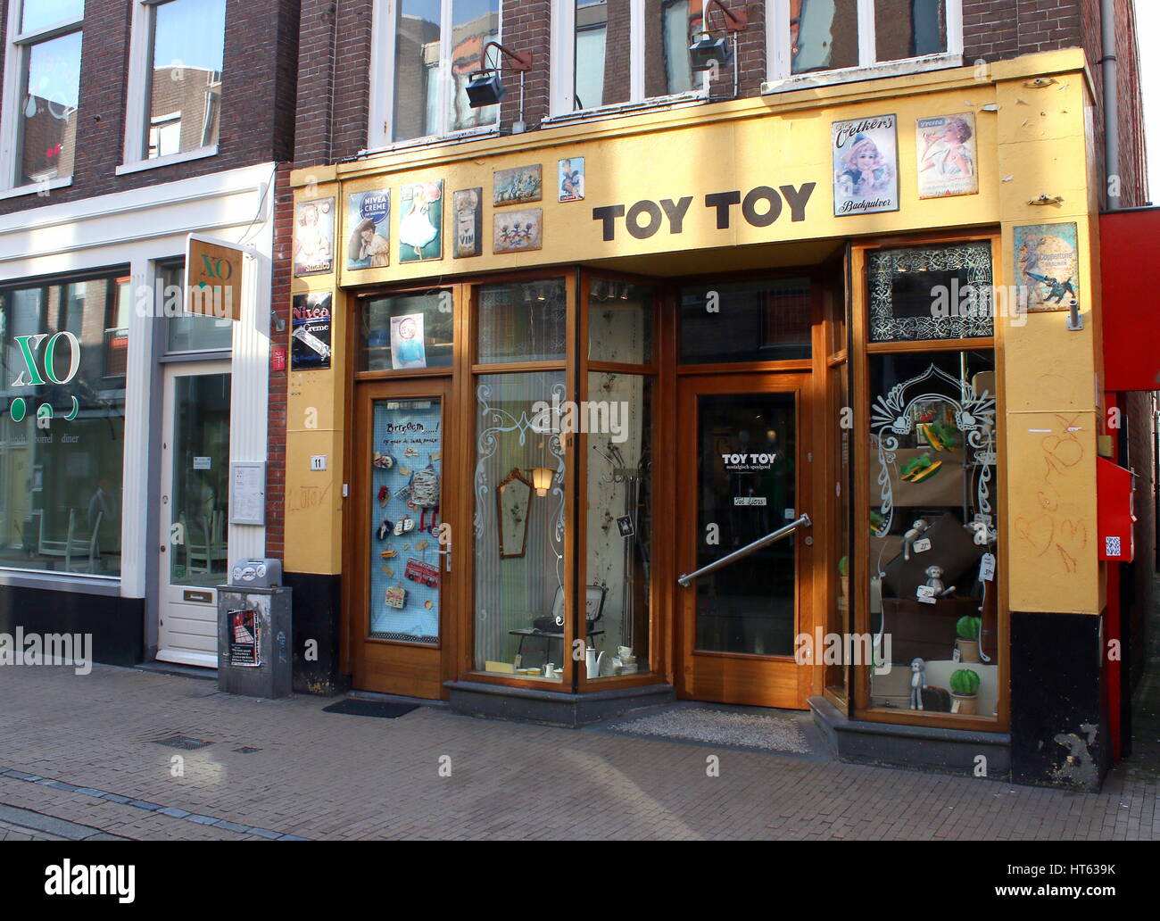 Folkingestraat, la rinomata via dello shopping nel centro di Groningen nei Paesi Bassi. Toy Toy nostalgico toyshop vintage Foto Stock