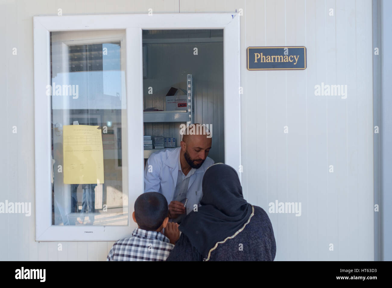 Il personale medico e pazienti ad un amar carità Medical Center in un campo di rifugiati in Iraq settentrionale Foto Stock