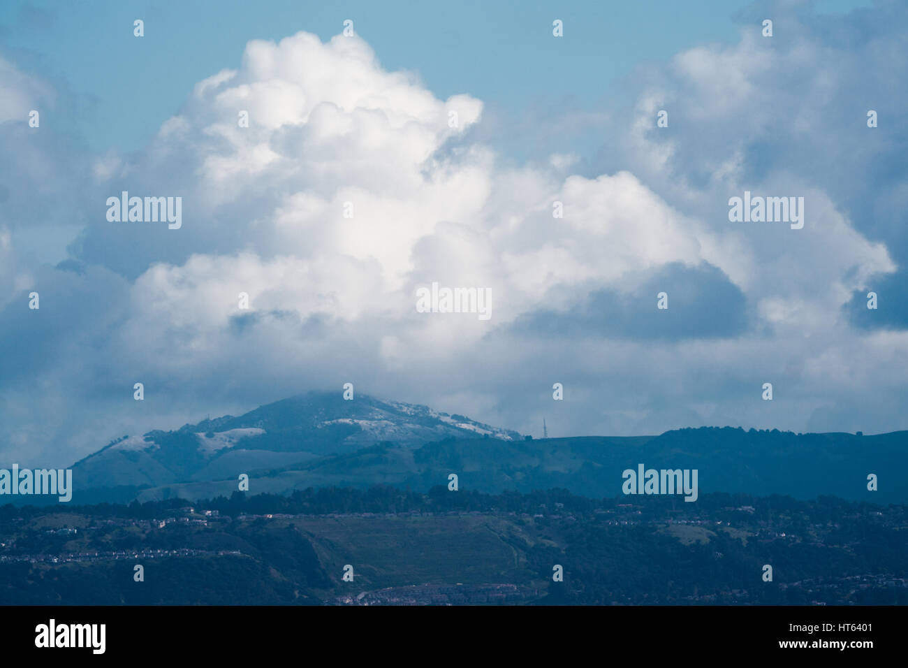 In rare occasioni il Bay Area può vedere la neve quando guardando al di fuori. Mt. Diablo ha ricevuto la neve che fonde rapidamente non appena le nuvole sono scomparse. Foto Stock