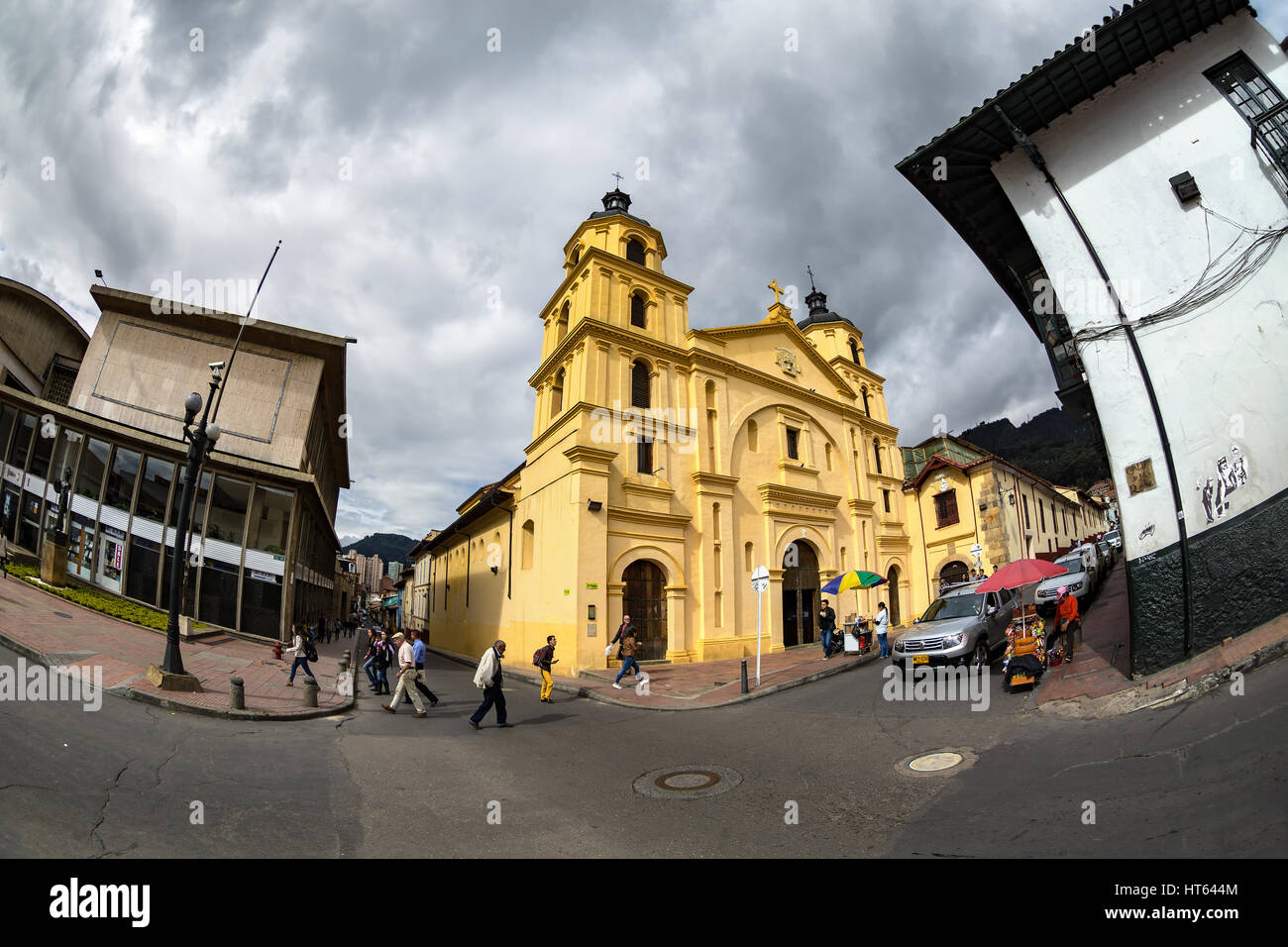 Bogotà, Colombia - 23 aprile: persone non identificate a piedi passato la Chiesa di Nostra Signora della Candelaria il 23 aprile 2016 a Bogotà, in Colombia. Foto Stock