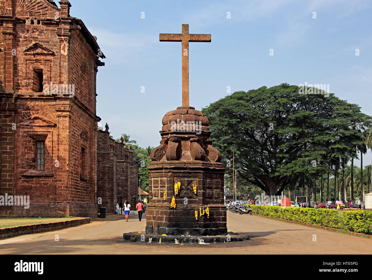 Santa Croce all esterno della Basilica del Bom Jesus nel vecchio Goa, India, un sito Patrimonio Mondiale dell'UNESCO dove riposano i resti mortali di San Francesco Saverio è mantenuta Foto Stock