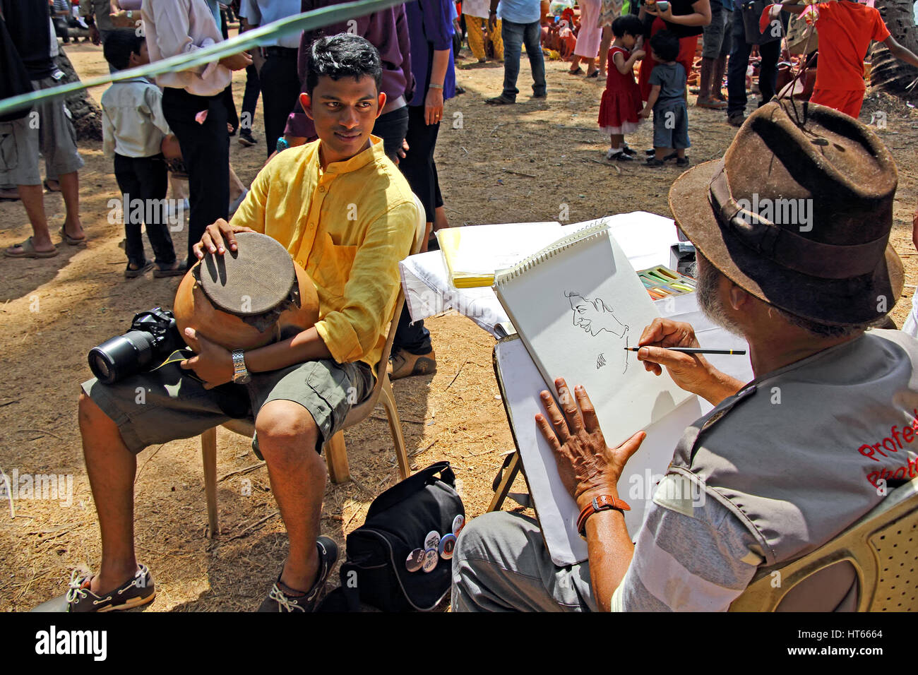 Senior ritratto l'artista disegna il ritratto di Giovane uomo vicino Siridao Beach in Goa, India. Foto Stock