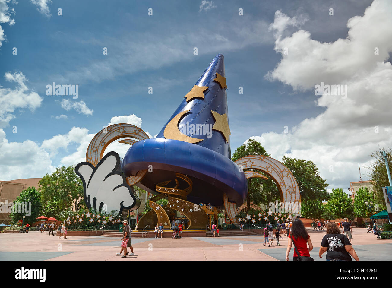 Orlando, Stati Uniti d'America - 30 agosto 2012: Mickey Mouse hat statua in Disnye world park. Grande stregone Mickey blue hat Foto Stock