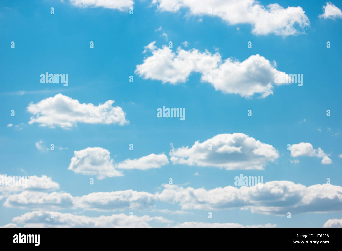 Blu cielo nuvoloso. Gruppo di nuvole bianche. La pace e la tranquillità. Impostare la tua mente libera. Foto Stock