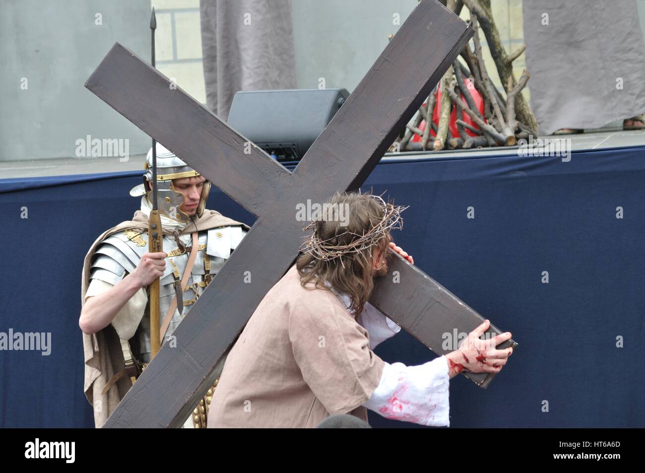 Gesù che porta la croce, sulla strada per la sua crocifissione, durante gli spettacoli di strada mistero della passione Foto Stock