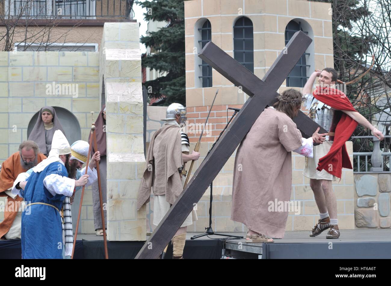 Gesù che porta la croce, sulla strada per la sua crocifissione, durante gli spettacoli di strada mistero della passione Foto Stock