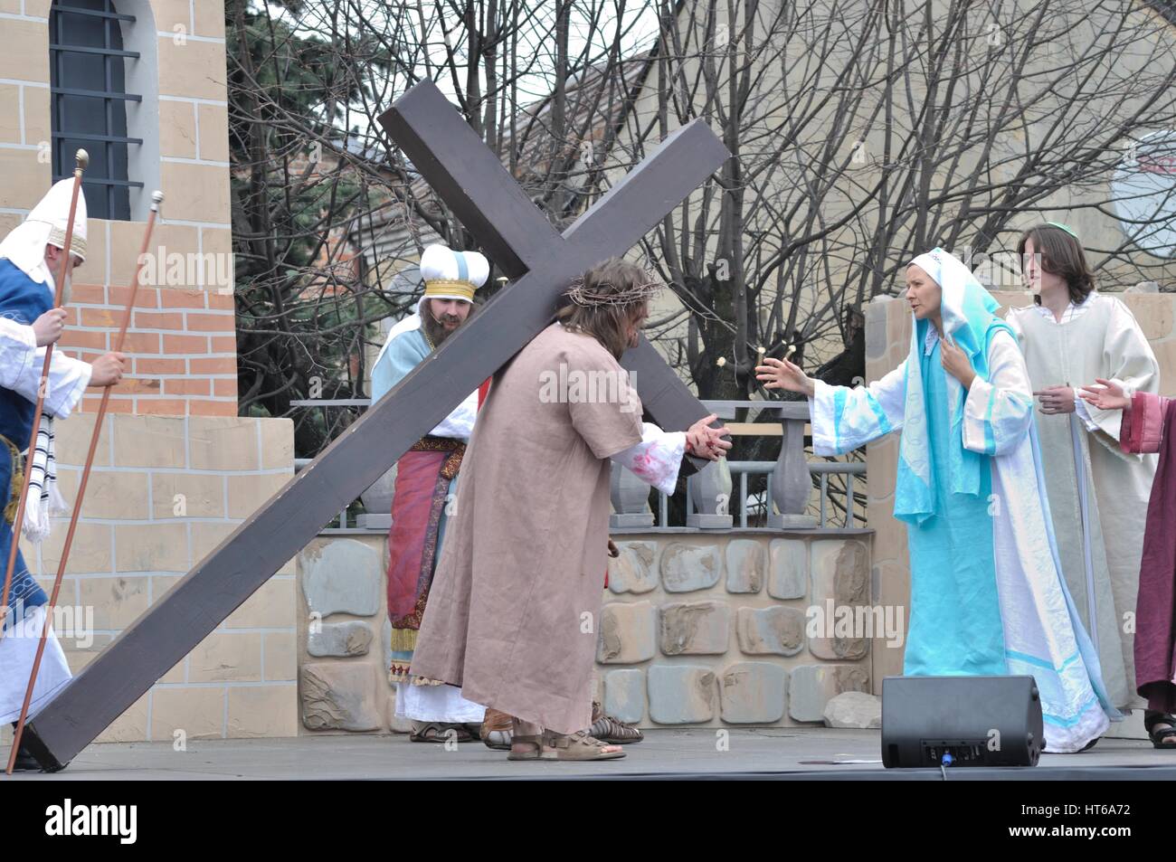 Gesù incontra sua Madre sulla via della crocifissione, durante gli spettacoli di strada mistero della passione. Foto Stock