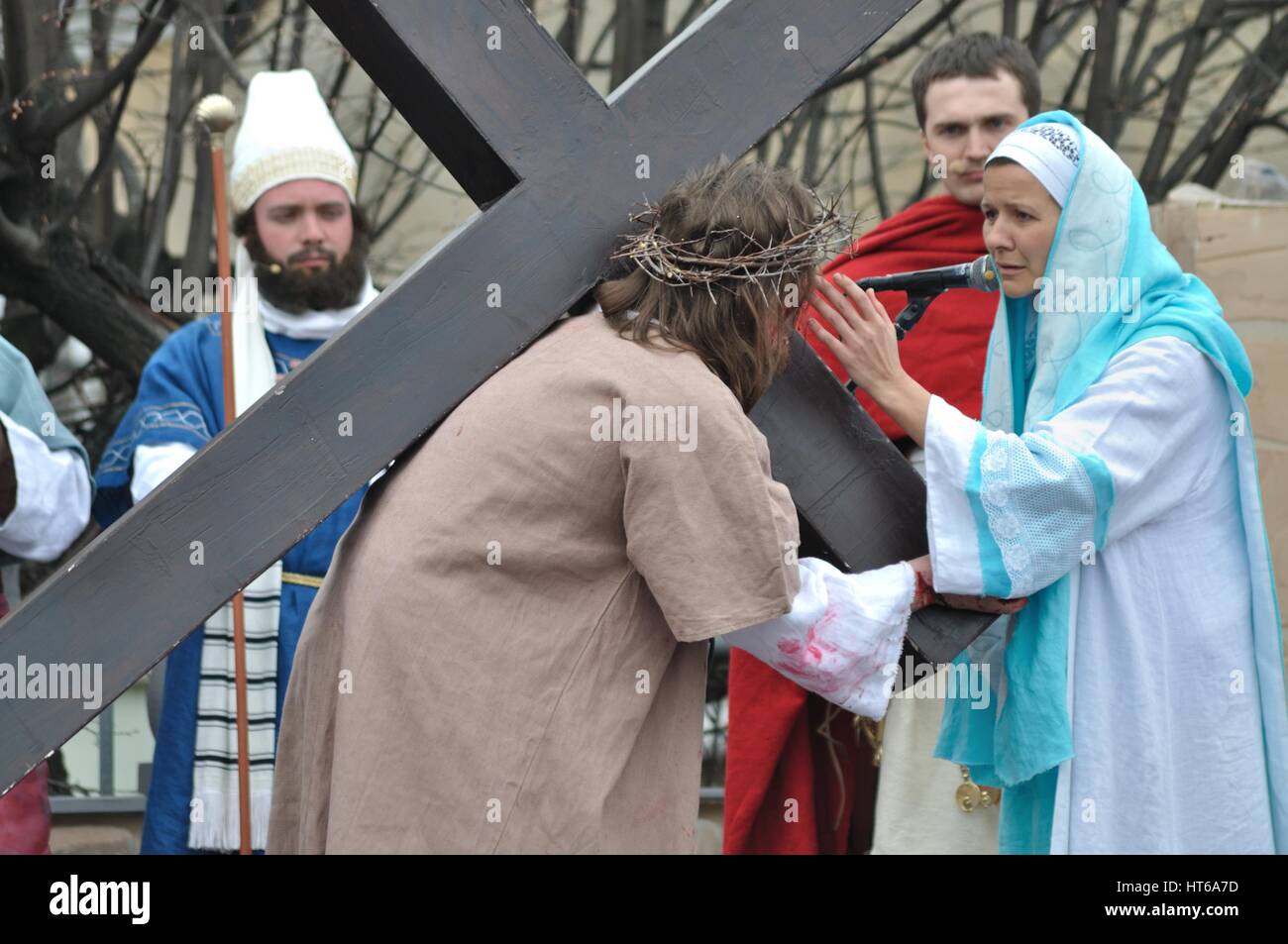 Gesù incontra sua Madre sulla via della crocifissione, durante gli spettacoli di strada mistero della passione. Foto Stock