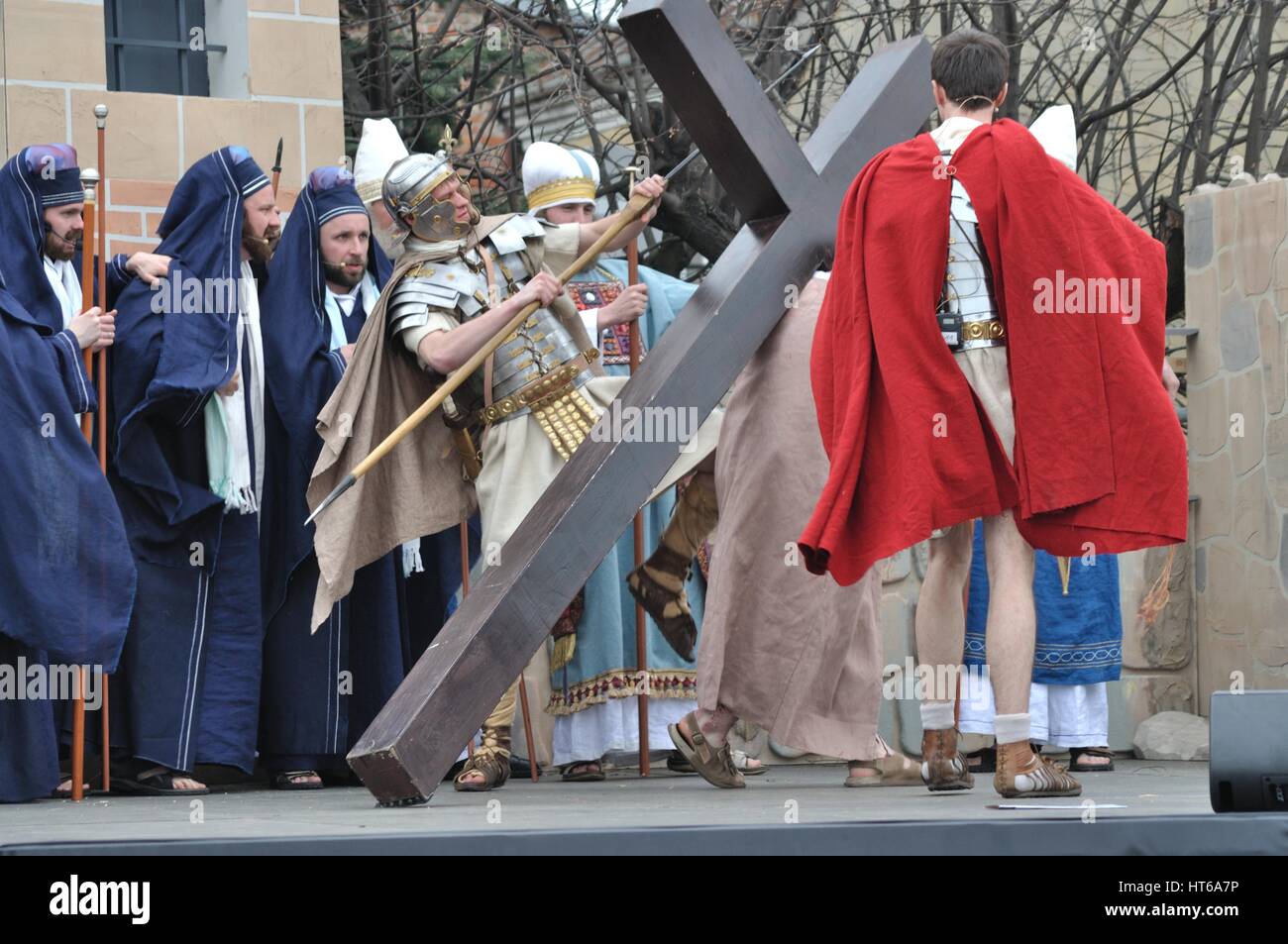 Gesù che porta la croce, sulla strada per la sua crocifissione, durante gli spettacoli di strada mistero della passione. Foto Stock