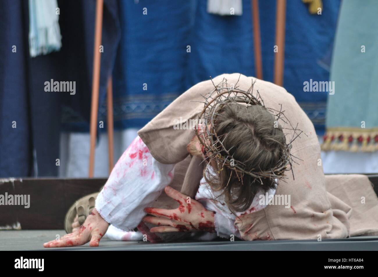 Gesù Cristo scende sulla strada per la sua crocifissione, durante gli spettacoli di strada mistero della passione. Foto Stock