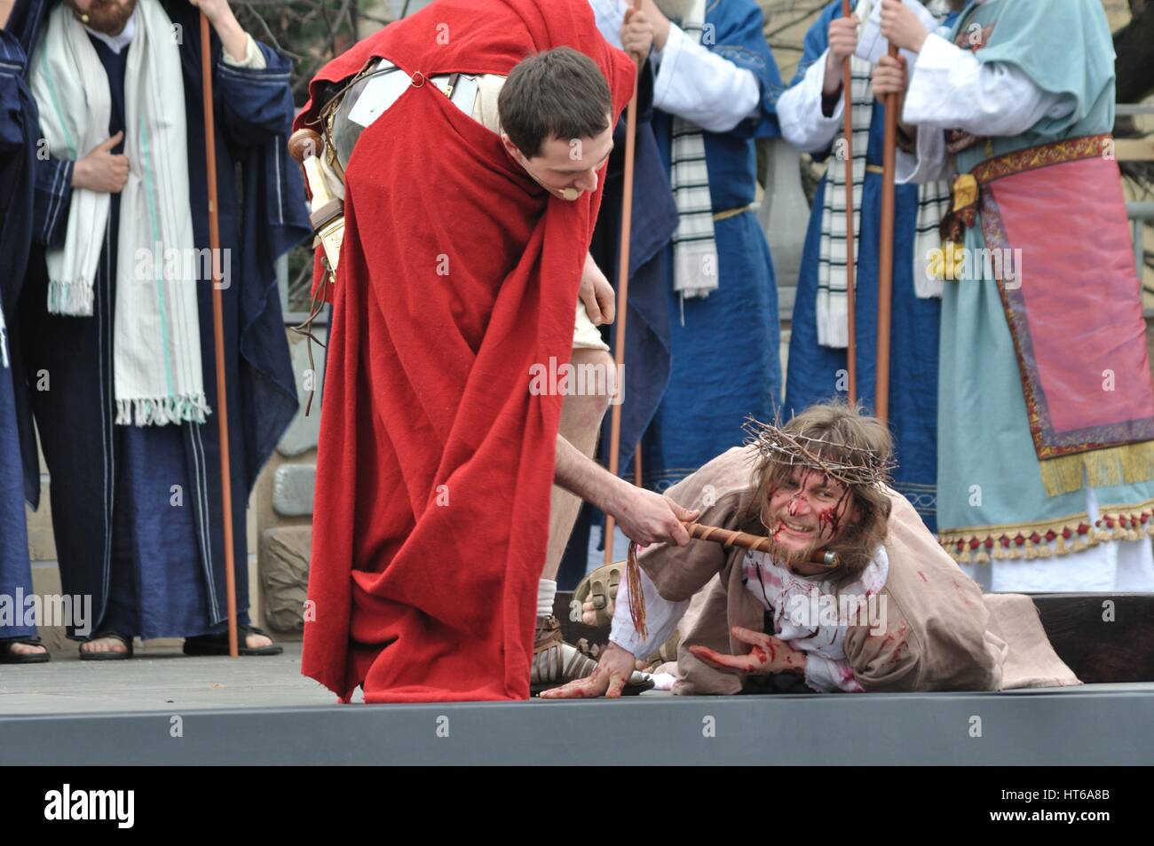 Gesù Cristo scende sulla strada per la sua crocifissione, durante gli spettacoli di strada mistero della passione. Foto Stock
