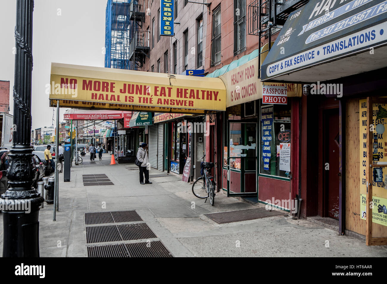 "Non è più la posta indesiderata, mangiare sano. Halal è la risposta" è un ristorante in Franklin Avenue a Brooklyn, Stati Uniti d'America. Foto Stock