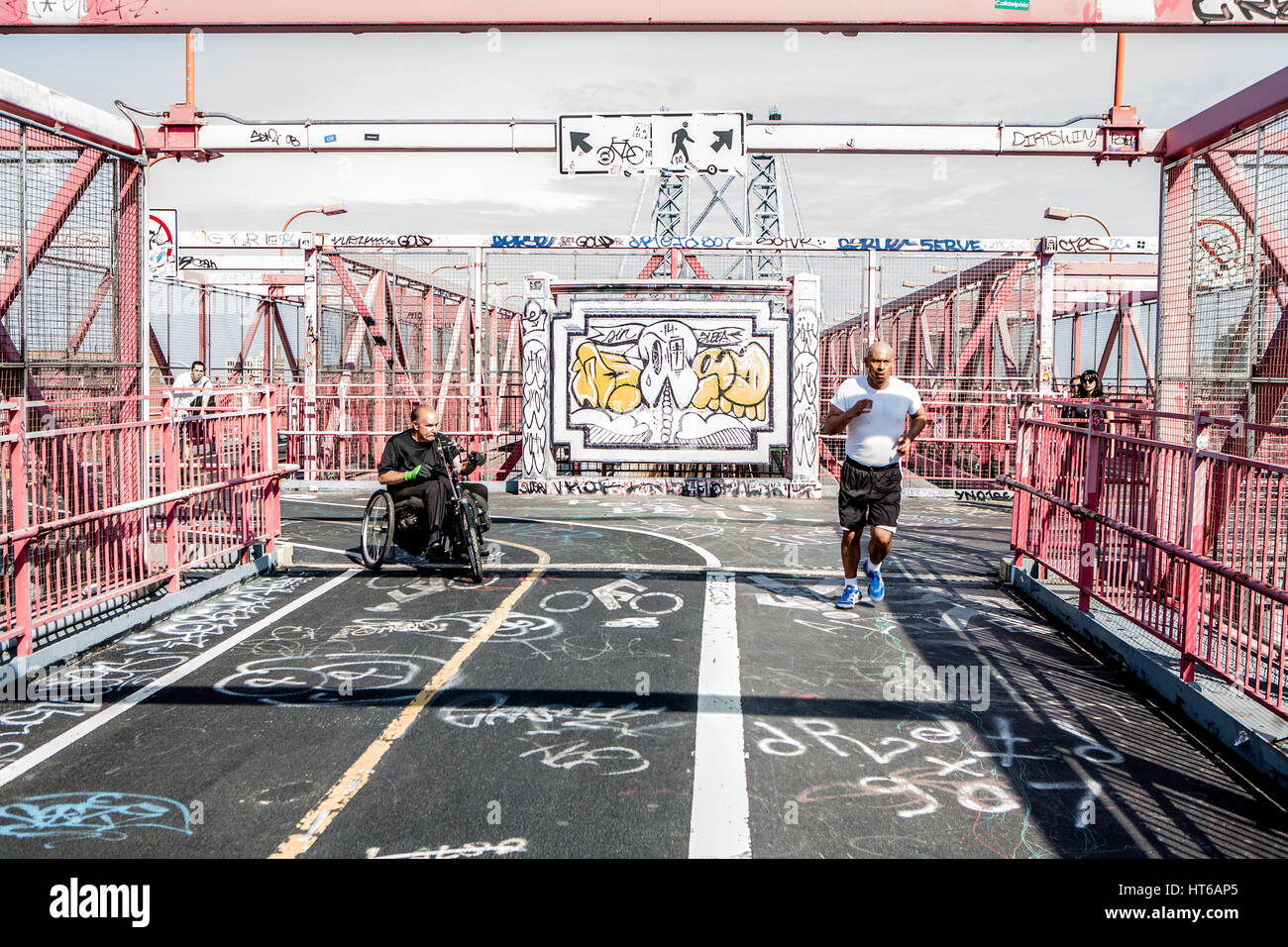Una vasta gamma di Graffiti possono essere visti sul Williamsburg Bridge in New York, Stati Uniti d'America. Solo il Williamsburg Bridge e il Manhattan Foto Stock