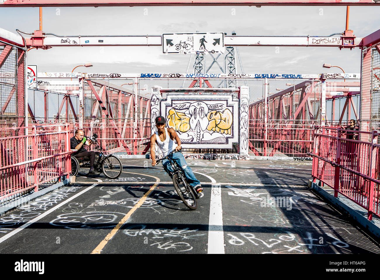 Una vasta gamma di Graffiti possono essere visti sul Williamsburg Bridge in New York, Stati Uniti d'America. Solo il Williamsburg Bridge e il Manhattan Foto Stock