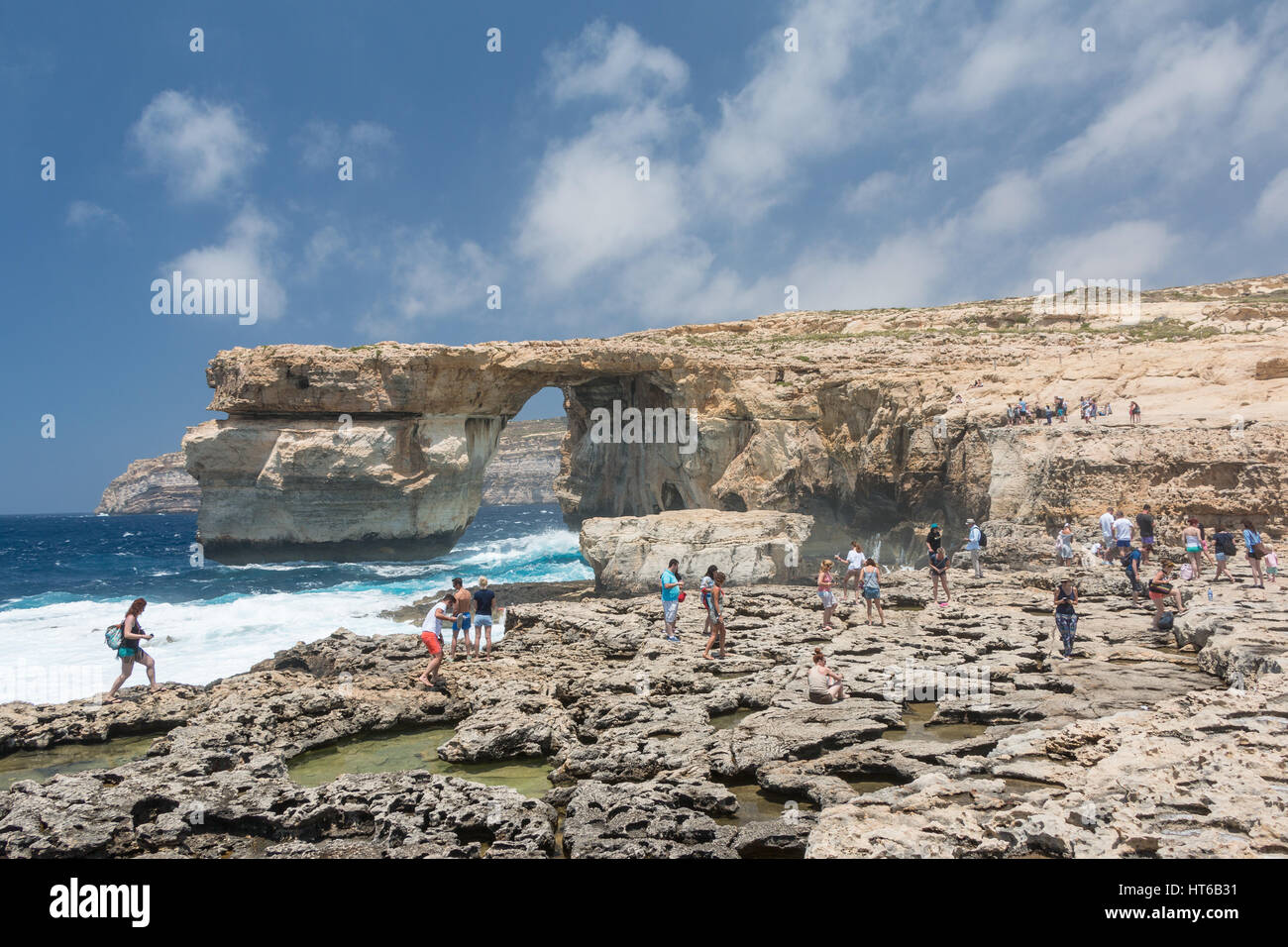 La finestra Azzurra con le onde del mare di giorno di Gozo, Malta Foto Stock