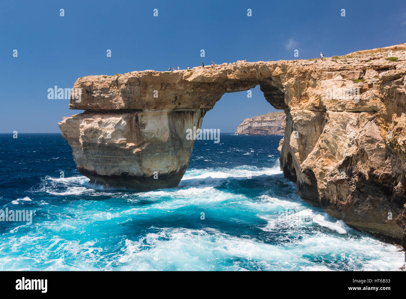 La finestra Azzurra con le onde del mare di giorno di Gozo, Malta Foto Stock