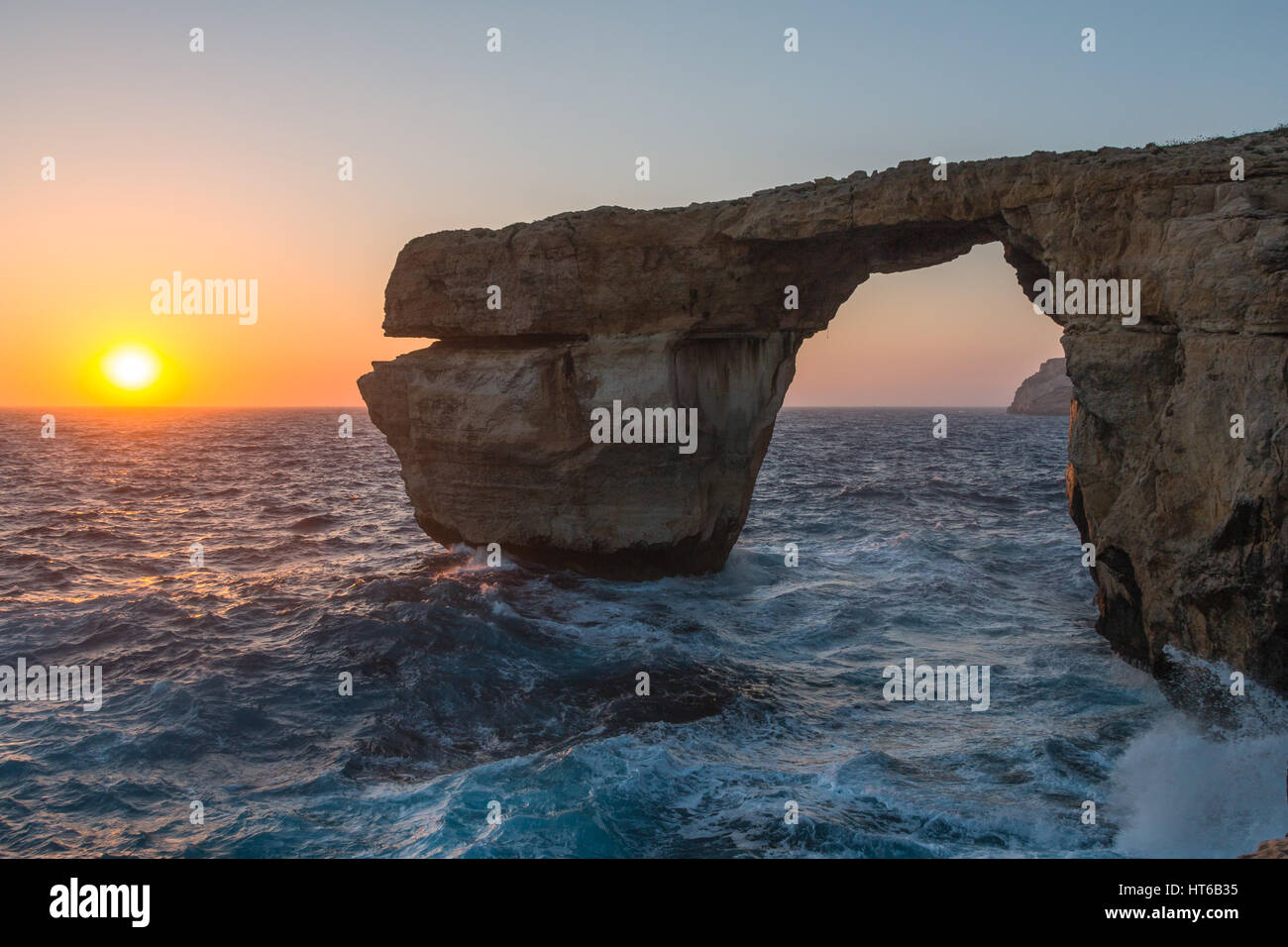 La finestra Azzurra con onde al tramonto di Gozo, Malta Foto Stock