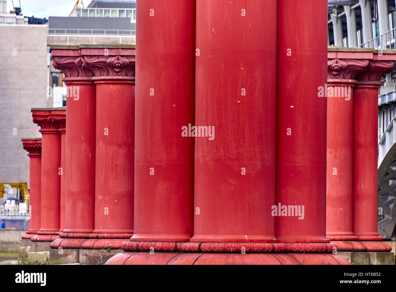 Blackfriars Bridge è una strada e il traffico pedonale ponte sul Fiume Tamigi a Londra Foto Stock