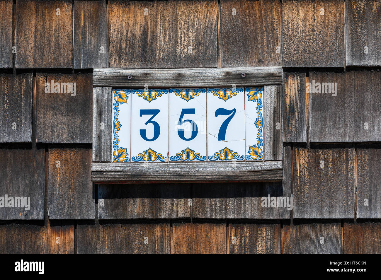 Piastre in piastrelle con un numero di casa, 357 Foto Stock