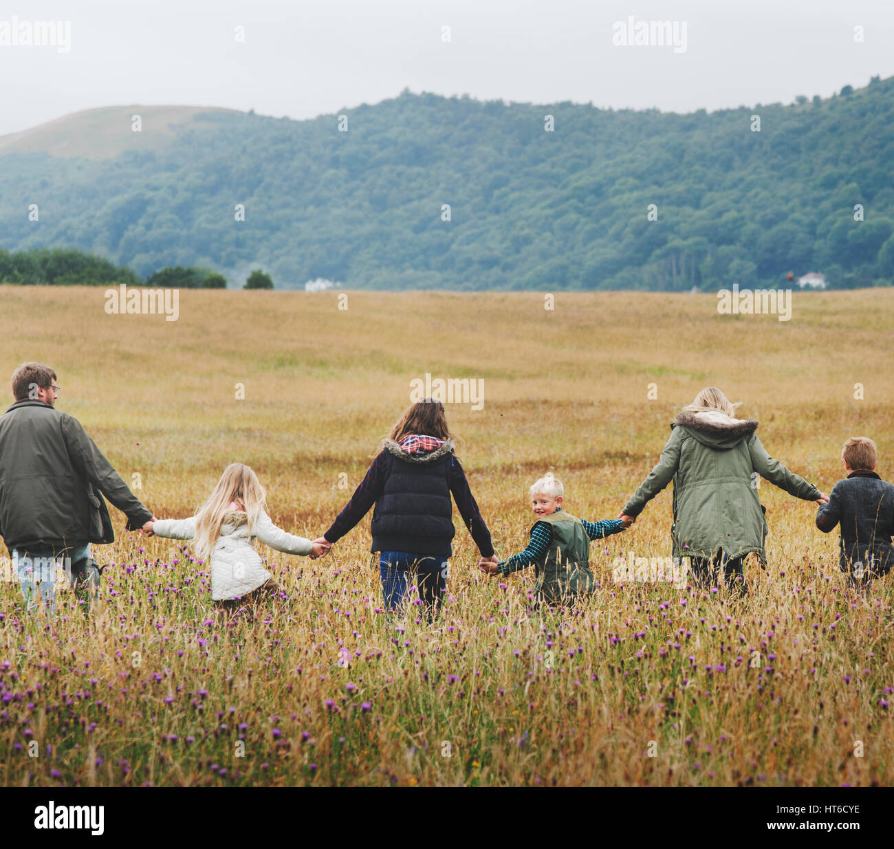 La famiglia Campo a piedi natura stare insieme concetto Foto Stock