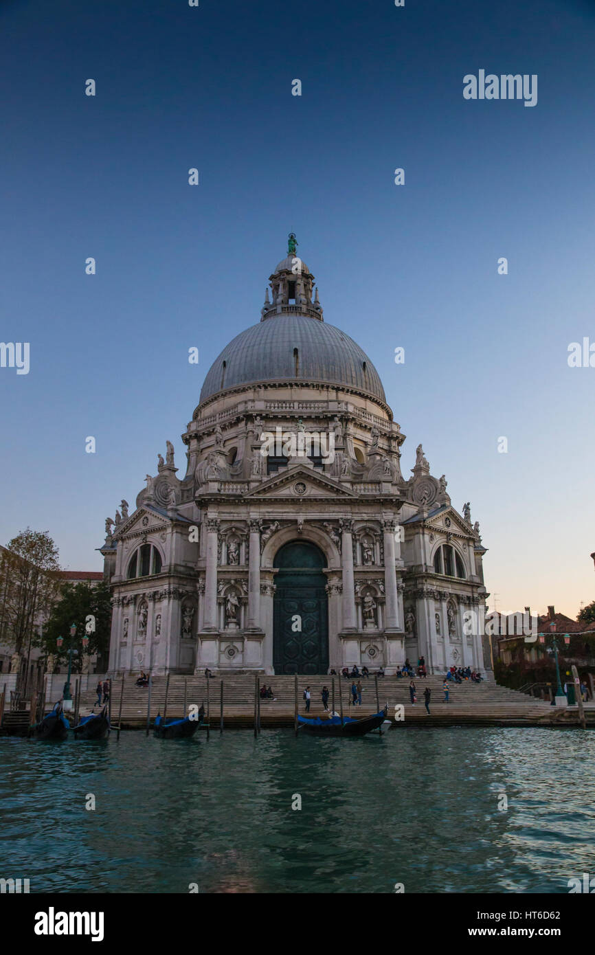Tramonto exposre lungo tutta Canal Grande fino alla Basilica di Santa Maria della Salute a Venezia, Italia con profondo blu del cielo e bella illuminazione Foto Stock