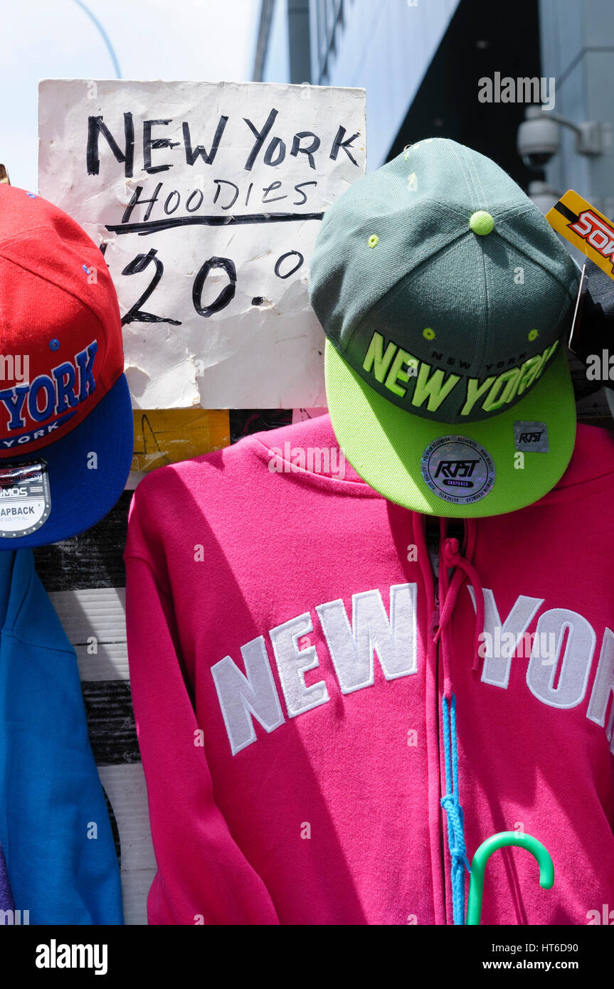 Hoodies, felpe, cappellini da baseball con New York City logo sulla vendita, Times Square NYC, STATI UNITI D'AMERICA Foto Stock