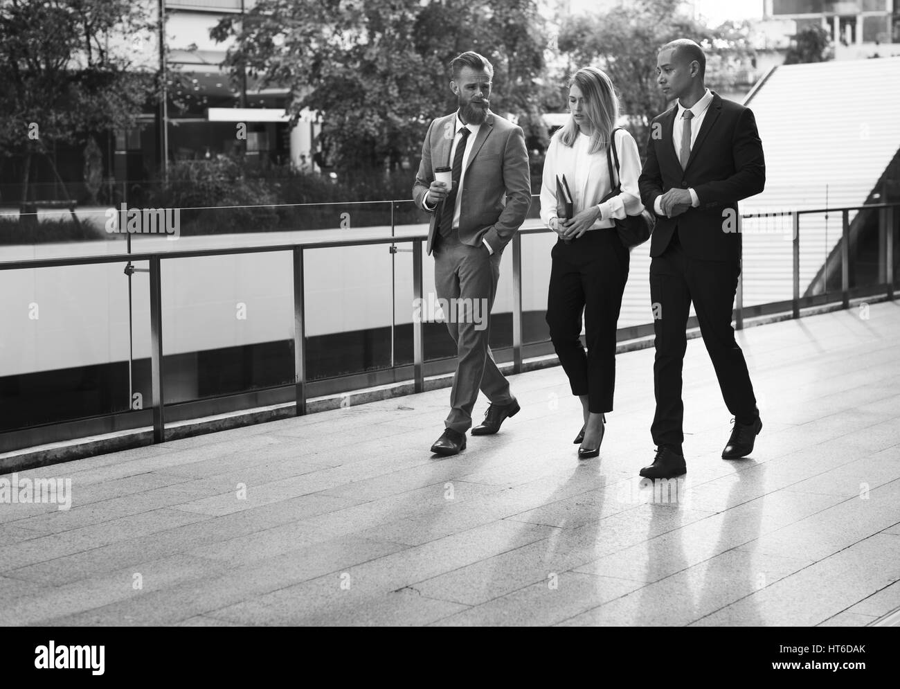 Parlare di Business uomini donne all'aperto collega Foto Stock