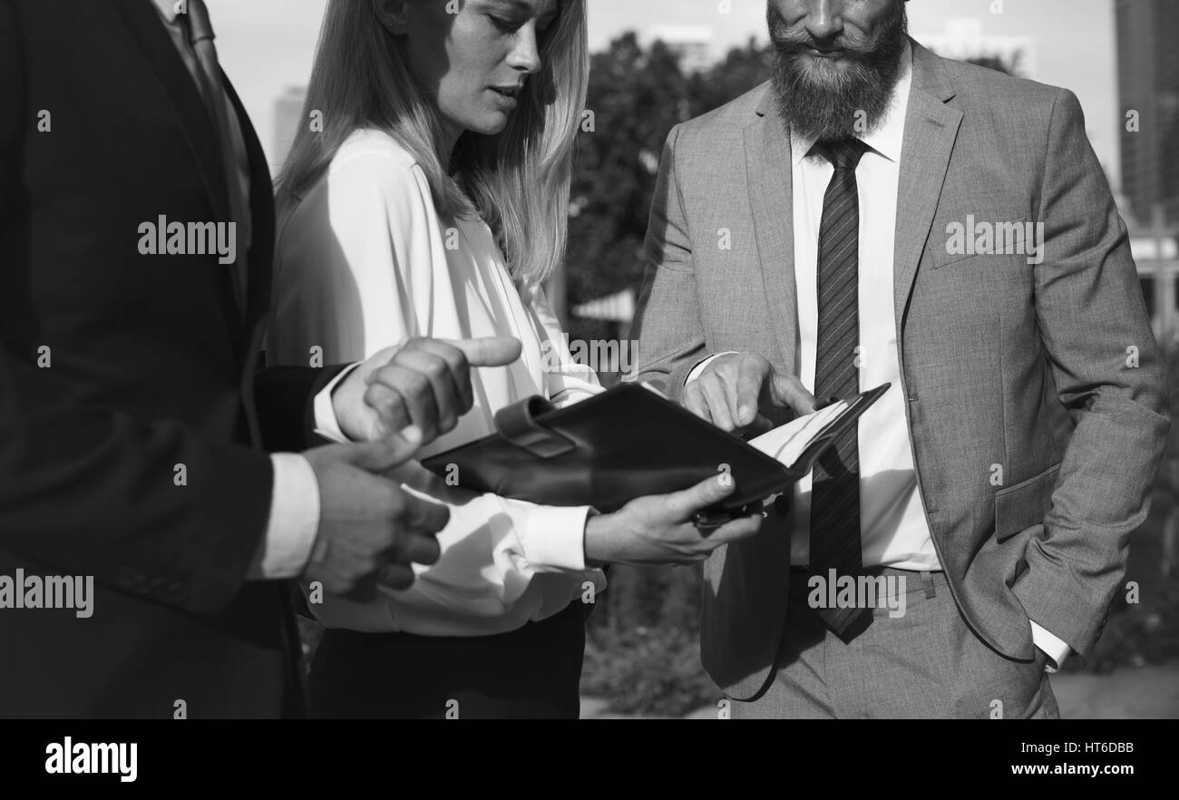 Parlare di Business Uomini Donne Notebook Foto Stock