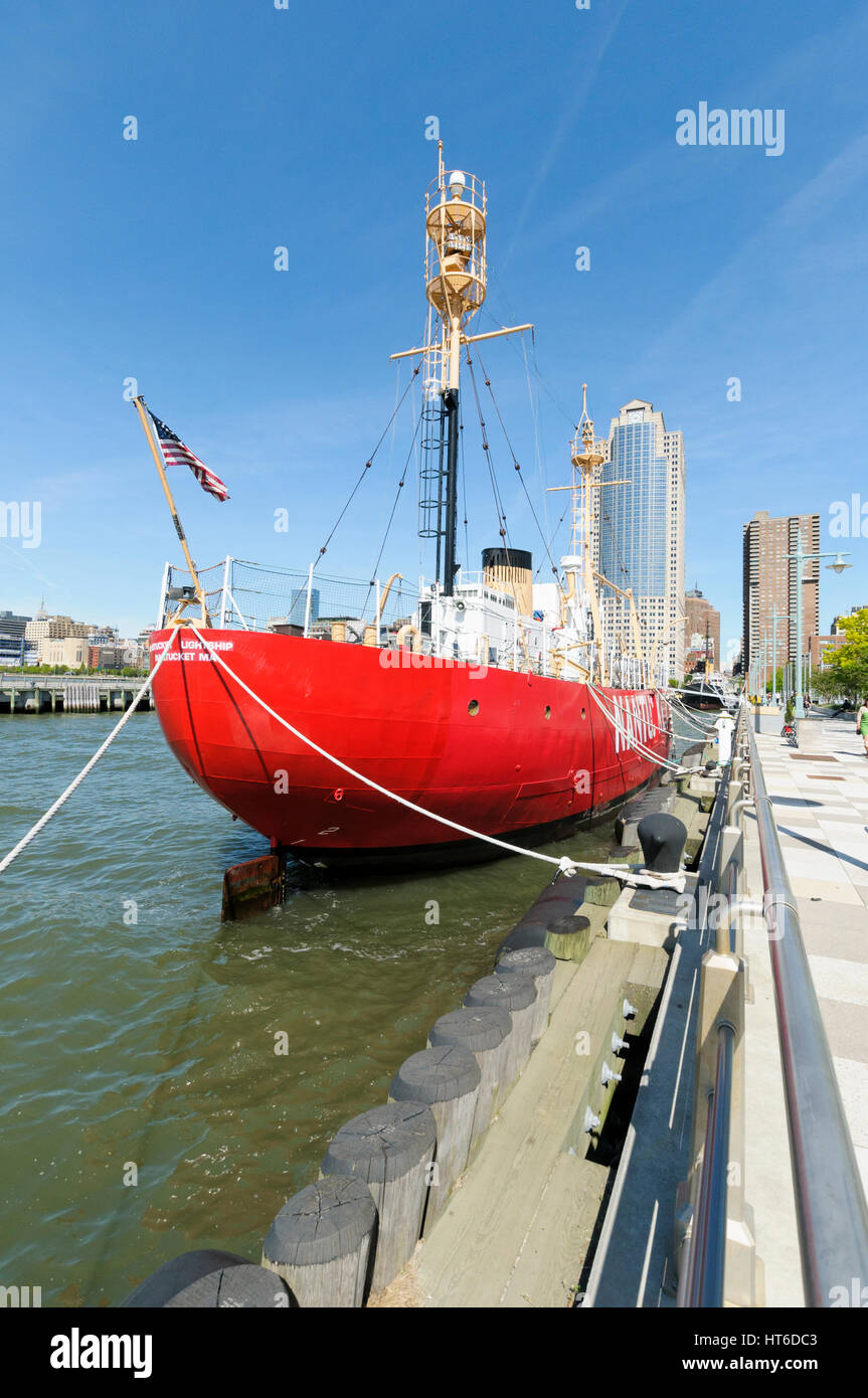 Nantucket lightship inserito nella parte inferiore di Manhattan, New York, Stati Uniti d'America Foto Stock