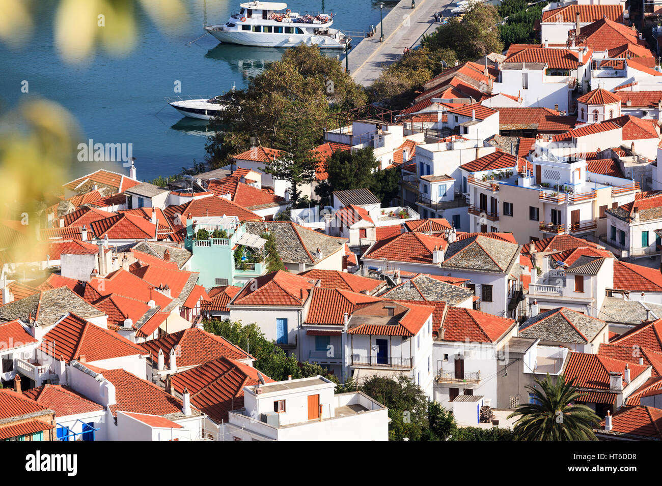 Vista della città di Skopelos tetti, Skopelos, Grecia Foto Stock