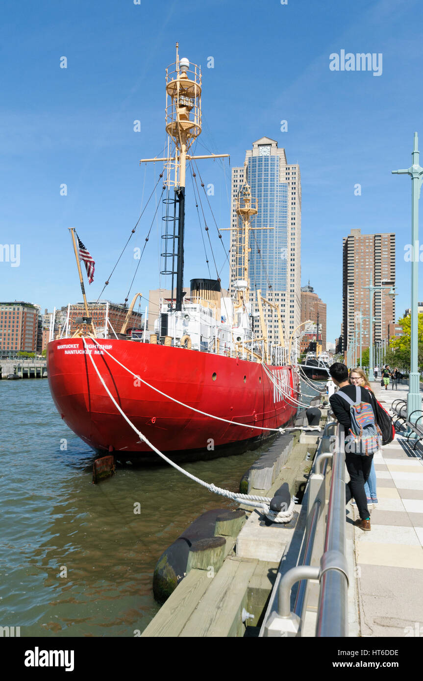 Nantucket lightship inserito nella parte inferiore di Manhattan, New York, Stati Uniti d'America Foto Stock