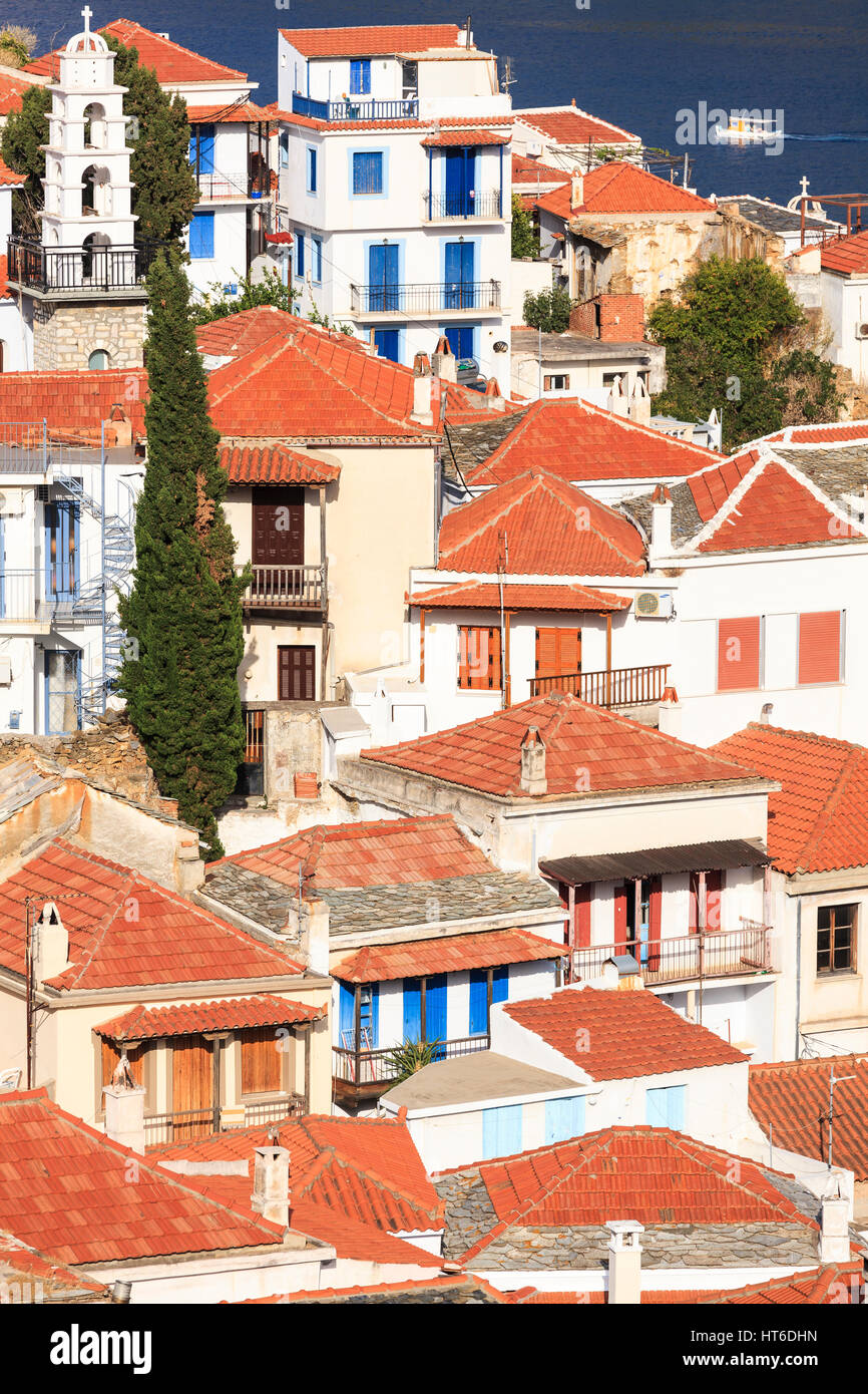 Vista della città di Skopelos tetti, Skopelos, Grecia Foto Stock
