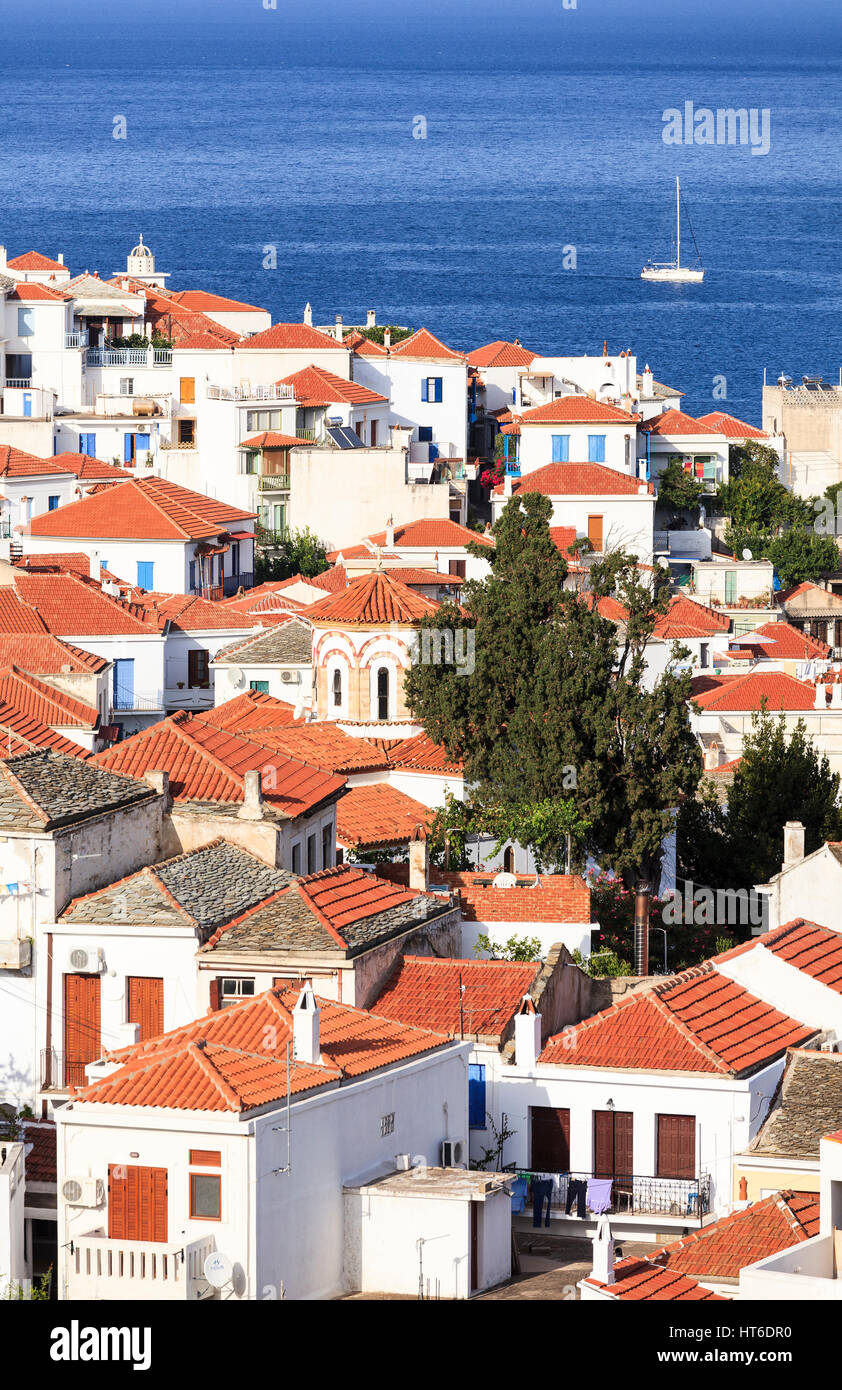 Vista della città di Skopelos tetti, Skopelos, Grecia Foto Stock