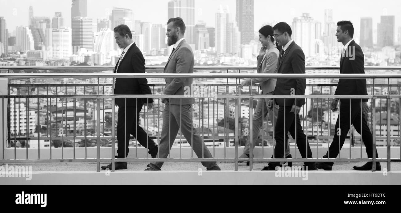 Camminare la gente di affari sullo sfondo della città Foto Stock