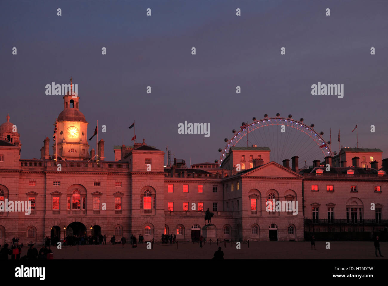 Estate, la sfilata delle Guardie a Cavallo e il vecchio admiralty edifici; whitehall; Londra Inghilterra Regno Unito Foto Stock