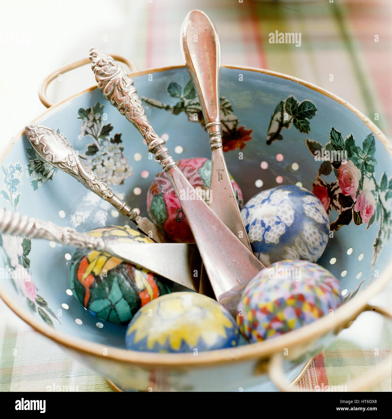 Ciotola di uova di antiquariato e posate. Foto Stock