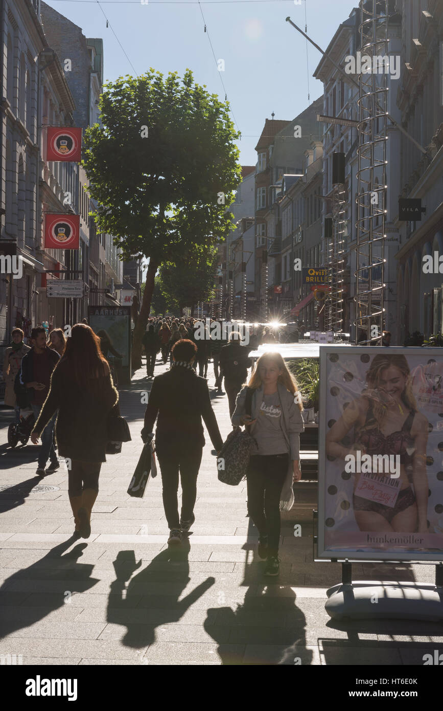 Shopping nel centro della città di Aarhus, Europea città culturale nel 2017, Nord dello Jutland, Danimarca Foto Stock