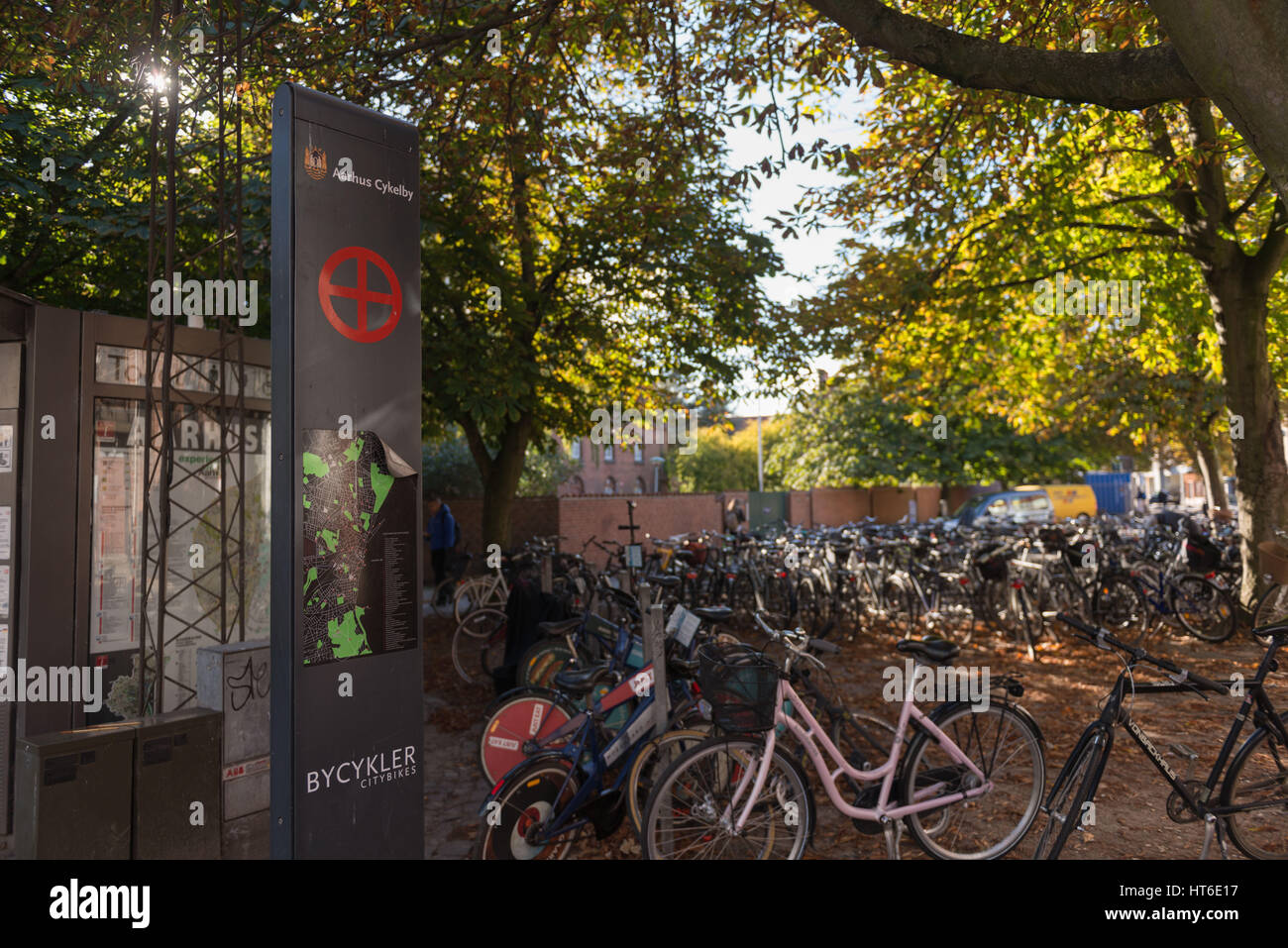 Bike stand e scheda info nel centro della città di Aarhus, Europea città culturale nel 2017, Nord dello Jutland, Danimarca, Scandinavia, Europa Foto Stock