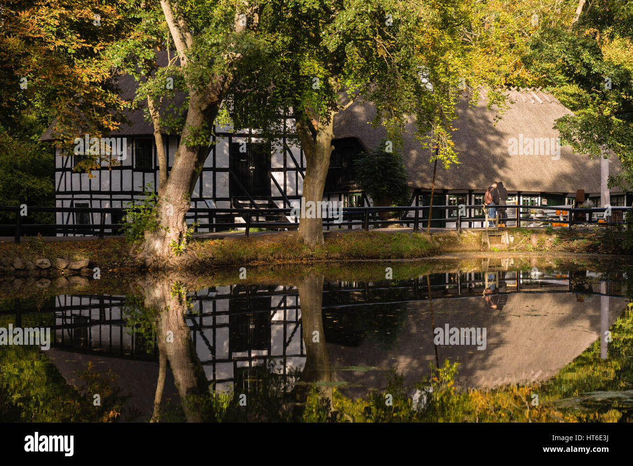 Ristorante 'Skovmoellen' in una casa in legno e muratura, un ex mulino ad acqua, Hojbjerg vicino a Aarhus, Jutland settentrionale, Danimarca Foto Stock