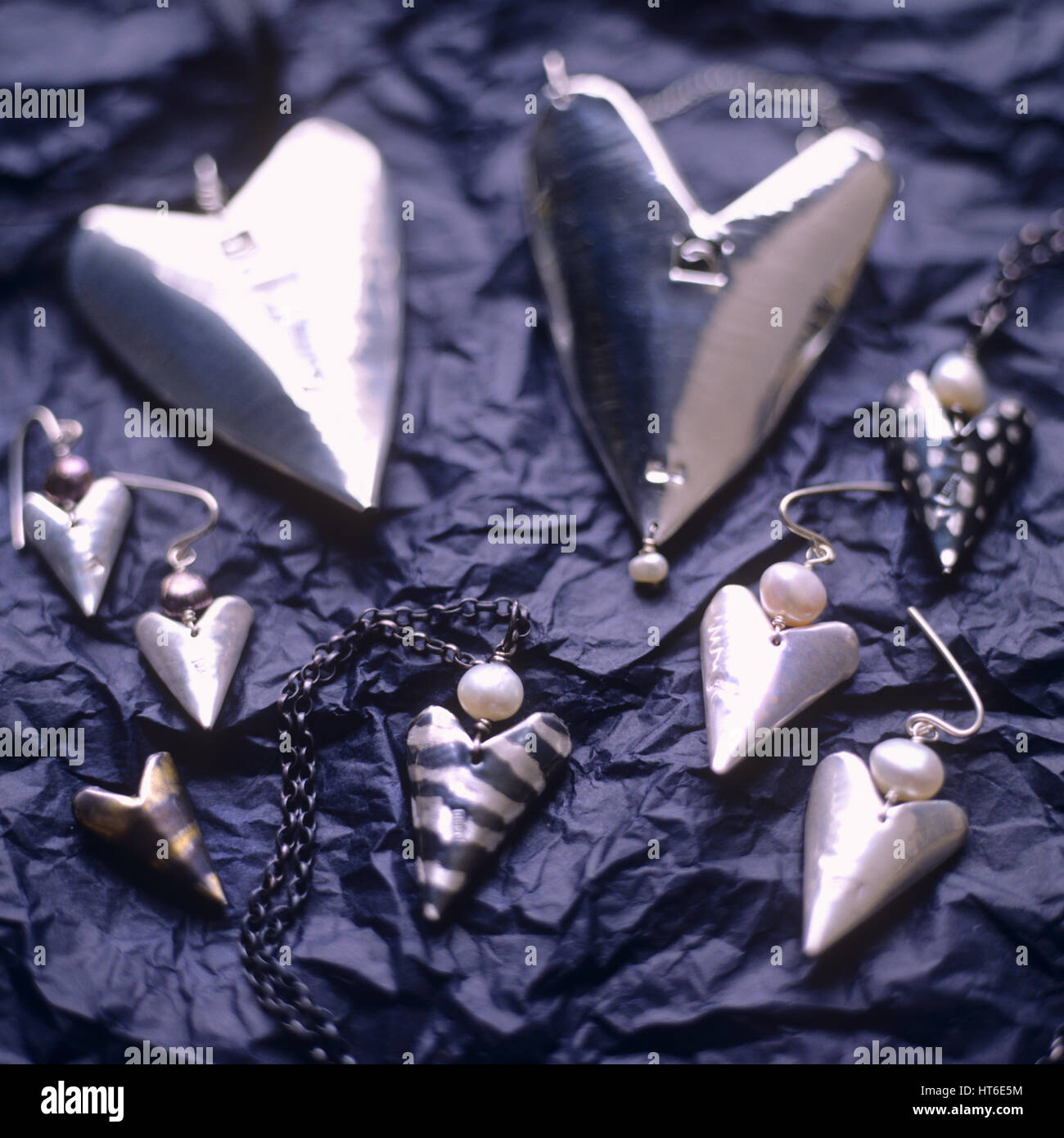 A forma di cuore orecchini. Foto Stock