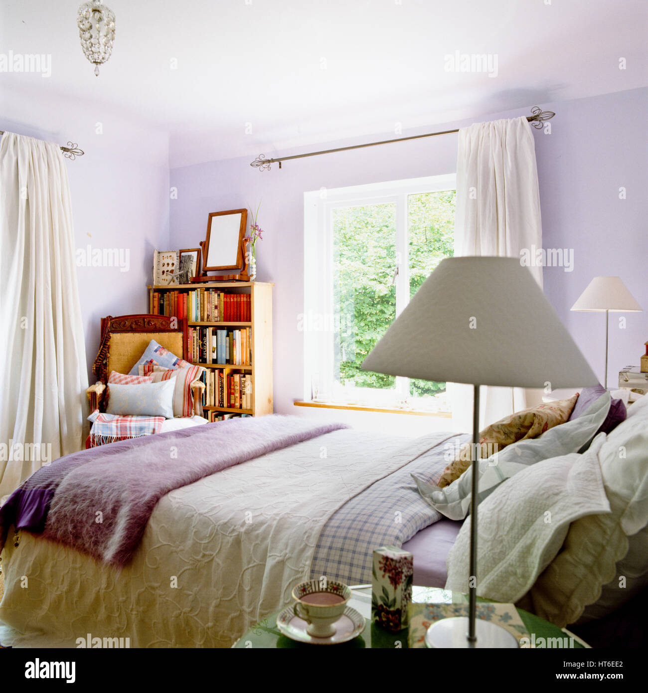 Camera da letto viola. Foto Stock
