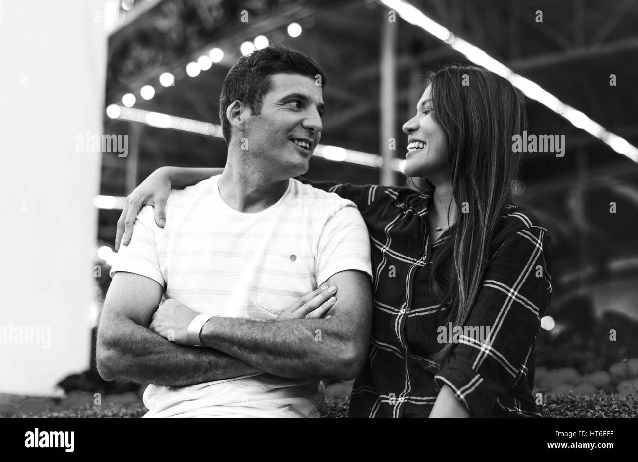 Giovane Dating parco dei divertimenti di amore romantico Foto Stock